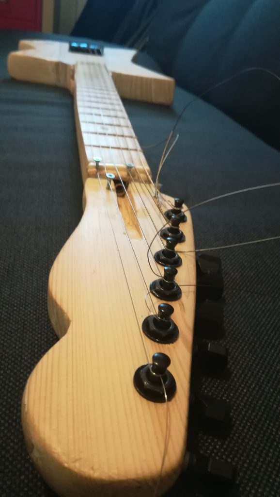 La chitarra costruita da me usando legni di scarto